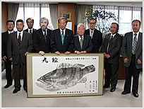 和歌山大学観光学部に「感謝」の意味で魚拓を寄贈。